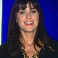Demi Moore di sebuah acara pada 1992. Rambut panjangnya mulai menjadi ciri khas gayanya.  Foto: Getty Images