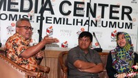 Ketua Komisi Pemilihan Umum (KPU) Arif Budiman (kiri) didampingi Direktur Eksekutif Komite Pemantau Legislatif (Kopel) Indonesia, Syamsuddin Alimsyah (tengah) dan Direktur Eksekutif Perludem Titi Anggraini (kanan) menjadi pembicara dalam diskusi media politik KPU di Jakarta, Jumat (16/3/2017).