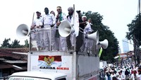 Mereka pun membawa mobil komando dengan pengeras suara.