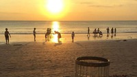 Mau menonton matahari tenggelam? Datang saja ke Lia Cafe Jimbaran. Disini semua kursi sengaja dihadapkan ke arah pantai agar pengunjung bisa menyaksikan detik-detik pergantian siang ke malam. foto : Yogiju