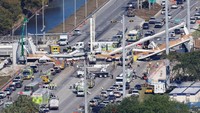 Jembatan tersebut sebetulnya merupakan permintaan dari para mahasiswa kampus itu. Sebelumnya ada siswa jadi korban tertabrak mobil di jalanan Miami yang sibuk itu pada tahun 2017. Jembatan itu baru saja didirikan. Foto: Joe Skipper/Reuters