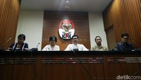Kami sepakati bahwa antara KPK memang ada partner dari penyelidik dan penyidik Polri yang mengawasi dan melakukan penyidikan terhadap pencari penyerang Novel Baswedan, di KPK sudah memiliki timnya. Maka tim itu akan menjadi partner dengan tim yang dibentuk Komnas HAM, kata Wakil Ketua KPK Laode M Syarif dalam konferensi pers di kantornya, Jalan Kuningan Persada, Jakarta Selatan, Jumat (16/3/2018).