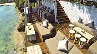 Di Nusa Lembongan ada The Deck Cafe yang bisa memanjakan pengunjungnya dengan hidangan enak dan pemandangan laut yang bersih.  Foto: Istimewa
