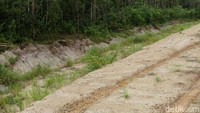 Rusaknya jalan tersebut lantaran kondisi tanah dan penanganan jalan aspal yang rusak lambat dikerjakan.