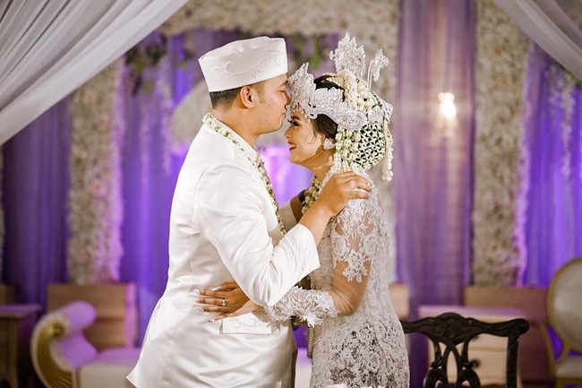 Rona bahagia pun terpancar dari wajah Bripda Ismi Aisyah setelah akad nikah selesai dan mendapat ciuman di kening dari sang suami. Foto: Instagram/ismiaisyah20,epulpermadi