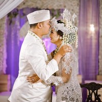 Rona bahagia pun terpancar dari wajah Bripda Ismi Aisyah setelah akad nikah selesai dan mendapat ciuman di kening dari sang suami. Foto: Instagram/ismiaisyah20,epulpermadi