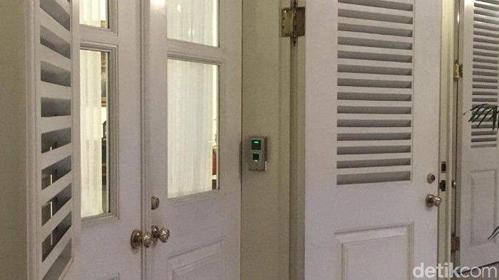 Kotak fingerprint sebagai kunci masuk pintu pendopo Balai Kota DKI Jakarta.