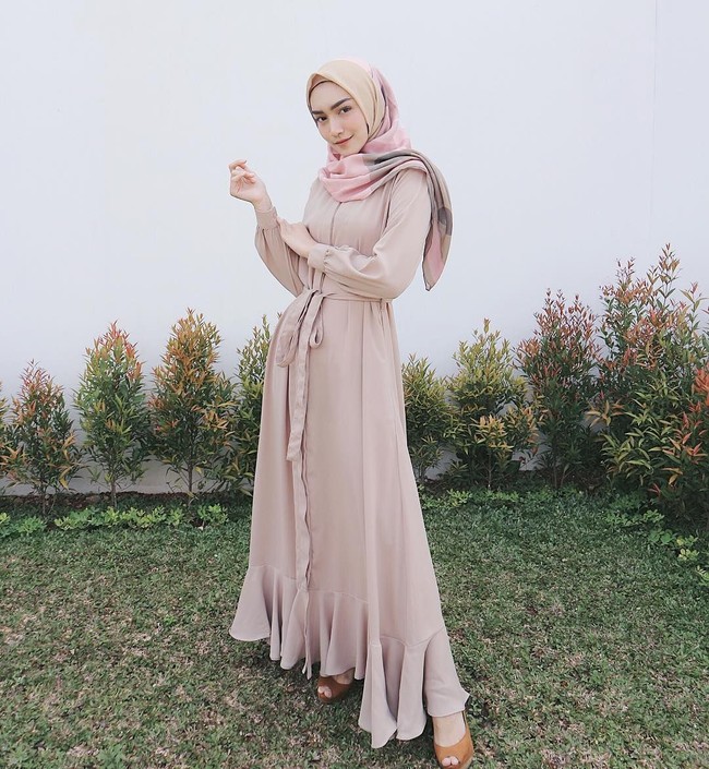 Setelah menikah dengan Tommy Bagus Setiadi, Melody Prima sempat vakum berakting. Ia pun sudah memiliki buah hati hasil pernikahannya itu. Setelah melahirkan, banyak netizen yang merasa iri karena Melody tetap langsing. Foto: Instagram/MelodyPrima