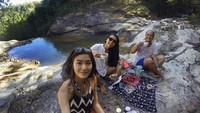 Doyan travelling, Dominique dan teman-temannya sempatkan minum teh dan kopi di pinggir kali. A simple definition of happiness, tulis model 30 tahun ini. Foto: Instagram dominiquediyose