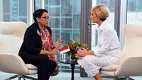 Syal merah dengan motif Aborigin ini dipakai Menlu Retno saat mengadakan pertemuan bilateral dengan Menteri Luar Negeri Australia Julie Bishop di Sydney, Australia. Pertemuan ini digelar di Gedung Commonwealth Parliementary Office di kawasan Bligh, Sydney, Jumat (16/3/2018).
