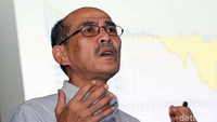 Faisal mengatakan Menteri Rini membawa BUMN ke arah yang ngawur dengan berjalan tidak ditrack-nya, hanya memikirkan bagaimana BUMN masuk dalam jajaran BUMN kelas dunia.