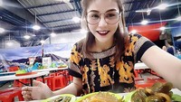 Disk jockey (DJ) bernama Katty Butterfly ini, terkenal dengan gaya berpakaiannya yang seksi ketika manggung. Selain aksinya yang heboh, Katty juga gemar menyantap makanan Indonesia. Foto: Instagram @dj_kattybutterfly36