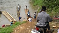 Badan sungai yang lebar dan arus sungai sebetulnya membahayakan pemotor dan penyedia jasa penyeberangan ini. Satu rute, rakit mengangkut 3 sepeda motor jenis bebek. (Foto: Bambang Aribowo/pasangmata.detik.com)