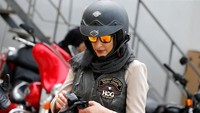 Tak tanggung-tanggung, Maryam belajar mengendarai motor gede alias moge.
