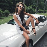 Pada foto-foto lamanya, Liza hidup mewah bergelimang harta. Sang suami yang merupakan pengusaha minyak selalu memanjakan Liza dengan liburan keliling dunia hingga dibelikan mobil Bentley terbaru. Foto: Instagram