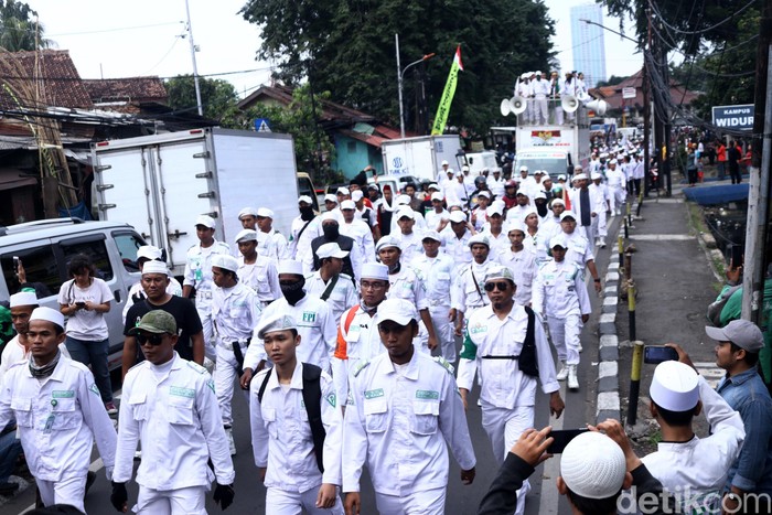 Massa FPI mendatangi kantor Majalah Tempo untuk melakukan orasi. Massa menganggap karikatur yang dimuat menghina Imam Besar FPI Habib Rizieq Shihab.