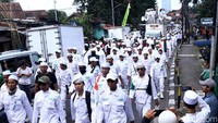 Pantauan detikcom, Jumat (16/3), ratusan massa aksi datang sekitar pukul 14.00 WIB di kantor media Tempo, di Jalan Palmerah Barat, Jakarta Selatan.