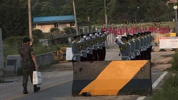  Prajurit ini baru saja pulang namun terlihat sendirian, tolong dibuatkan yang meriah dengan banyak orang. (Foto: We Do Poshop)