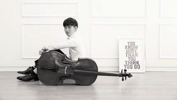 Aku lupa pakai kaos kaki, tolong ditambahkan kaos kaki ya. (Foto: We Do Poshop)