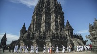 Umat Hindu melakukan pradaksina atau berjalan mengitari Candi Prambanan di Sleman, DI Yogyakarta, Jumat (16/3). ANTARA FOTO/Hendra Nurdiyansyah