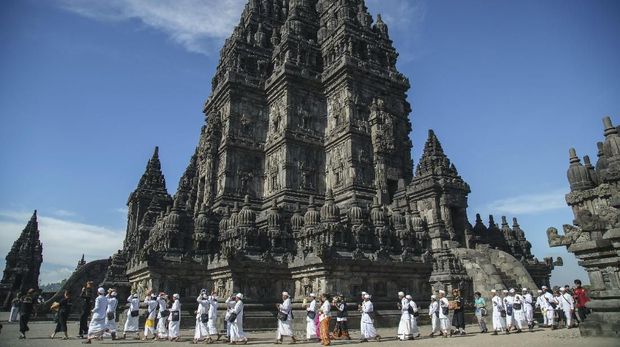 Para pemuka agama Hindu melaksanakan prosesi upacara Tawur Kesanga menjelang Hari Raya Nyepi Tahun Saka 1940 di Pura Besakih, Karangasem, Bali, Jumat (16/3). Upacara untuk menyucikan alam tersebut dipusatkan di Pura terbesar di Bali itu dan digelar secara bersamaan juga di seluruh desa adat di Pulau Dewata. ANTARA FOTO/Nyoman Budhiana/aww/18.