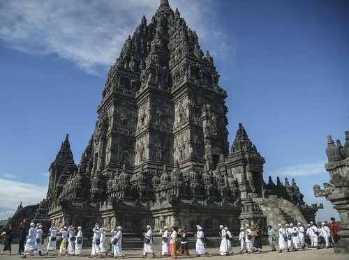 Para pemuka agama Hindu melaksanakan prosesi upacara Tawur Kesanga menjelang Hari Raya Nyepi Tahun Saka 1940 di Pura Besakih, Karangasem, Bali, Jumat (16/3). Upacara untuk menyucikan alam tersebut dipusatkan di Pura terbesar di Bali itu dan digelar secara bersamaan juga di seluruh desa adat di Pulau Dewata. ANTARA FOTO/Nyoman Budhiana/aww/18.