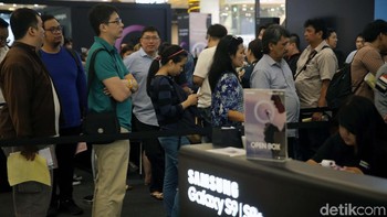 Varian pertama memiliki kombinasi RAM dan storage 6 GB/ 64 GB dijual seharga Rp 12.999.000. Varian kedua dengan kombinasi 6 GB/ 256 GB dijual Rp 14.499.000.