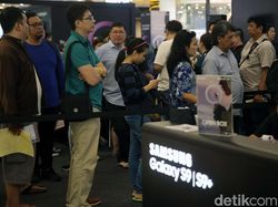 Warga Serbu Penjualan Perdana Galaxy S9 dan S9+