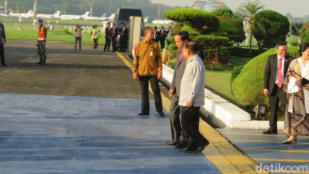 Wakil Presiden Jusuf Kalla beserta sejumlah pejabat negera lainnya turut melepas keberangkatan Jokowi.