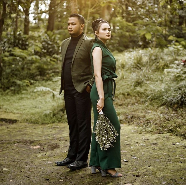 Ini adalah momen ketika Bripda Ismi Aisyah dan kekasihnya Joddy Adhi Nugraha menjalani sesi foto prewedding. Busana serba hijau menyatu dengan alam sepertinya menjadi konsep foto mereka. Foto: Instagram/ismiaisyah20,epulpermadi