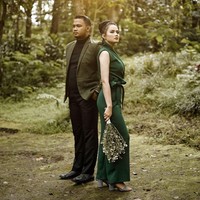 Ini adalah momen ketika Bripda Ismi Aisyah dan kekasihnya Joddy Adhi Nugraha menjalani sesi foto prewedding. Busana serba hijau menyatu dengan alam sepertinya menjadi konsep foto mereka. Foto: Instagram/ismiaisyah20,epulpermadi