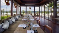 Hitana Restaurant tak kalah kerennya. Di sini bisa makan enak sambil melihat hamparan luas laut sekaligus mendengar debur ombaknya. Foto : Istimewa
