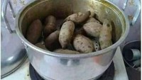 Meme ini pasti dibuat saat demam Om Telolet Om. Telo itu artinya ubi dalam bahasa Jawa. Jadi bukan minta bunyi klakson, tapi malah nawarin ubi rebus hangat. Nyam! Foto: Istimewa
