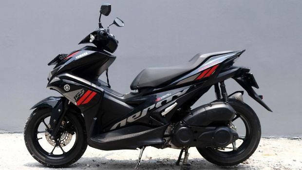 Seorang konsumen Yamaha Aerox 155, Rifkianto Nugroho, mengeluhkan speedometer Aerox miliknya berembun setelah diguyur hujan atau sehabis dicuci. Begini penampakanya.