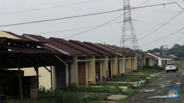 Kondisi perumahan murah yang berada di citayem, Depok, Jawa Barat, Kamis (15/03/2018). Banyaknya tumbuh rumah murah di kawasan pinggiran Jakarta yang menjadi alternatif lokasi pembangunan rumah murah tapi sayang kondisinya tidak terawat dan bahkan menjadi bangunan tak bertuan karna banyaknya pengembang yang tidak dilanjutkan karna masih kurangnya minat pembeli dan akses jalan yang masih susah. (վ/Muhammad Sabki)