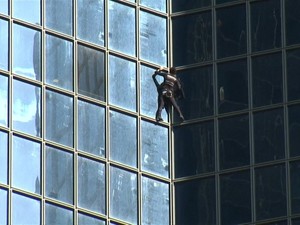 Melihat Aksi Spiderman Asal Prancis