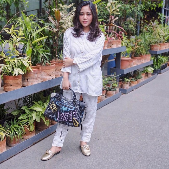 Mengenakan piama yang bukan hanya jadi baju tidur tapi jadi tren fashion terkini, Rachel Vennya menenteng tas Balenciaga Graffiti Classic City seharga US$ 1.935 atau sekitar Rp 52 juta. Foto: Dok. Instagram Rachel Vennya