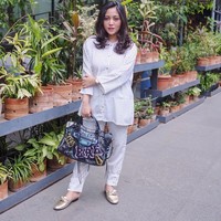 Mengenakan piama yang bukan hanya jadi baju tidur tapi jadi tren fashion terkini, Rachel Vennya menenteng tas Balenciaga Graffiti Classic City seharga US$ 1.935 atau sekitar Rp 52 juta. Foto: Dok. Instagram Rachel Vennya