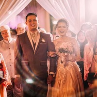 Kebahagiaan Bripda Ismi Aisyah dan sang suami, Joddy Adhi Nugraha, berlanjut di pesta resepsi mereka yang digelar di Pendopo Papuri (Saung Sunda), Bandung. Saat resepsi, Bripda Ismi mengenakan gaun dengan detail bordir bunga. Foto: Instagram/ismiaisyah20,epulpermadi