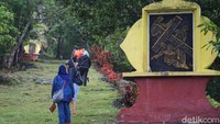 Inilah Bukit Masbait. Dulu bukit ini digunakan untuk bersemedi mencari ketenangan. Kini bukit ini ramai dikunjungi para peziarah untuk berdoa. (Wahyu/detikTravel)