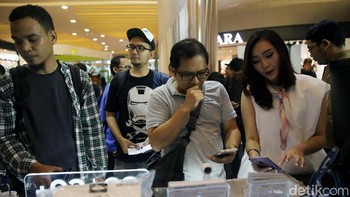 Sementara Galaxy S9 Plus berukuran lebih besar dengan diagonal layar 6,2 inci dengan reolusi yang sama. Dapur pacunya serupa dengan S9, hanya saja kapasitas baterai dan besaran RAM-nya lebih besar, yakni 3.500 mAh dan 6 GB.