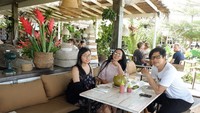 Liburan keluarga di Bali, keluarga Armand asyik makan di restoran Nook. Wah ada kelapa muda alami yang segar tuh. Foto: instagram @armandmaulana04