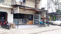 Cipacing terkenal dengan sentra penjual senapan angin. Kehadiran toko senapan angin terganggu dengan oknum perajin yang melakukan bisnis senjata api ilegal. 
