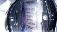 Sementara itu, keluhan yang sama dilontarkan oleh Mahardian, pemilik Aerox 155 tipe standar berkelir hitam juga. Mahar menyebut speedometer motornya sempat berembun, namun tidak sampai error seperti keluhan Rifki. Namun, sepertinya tak semua Aerox seperti itu. Pemilik Aerox 155 tipe standar warna kuning lainnya tidak mengeluhkan hal yang sama.