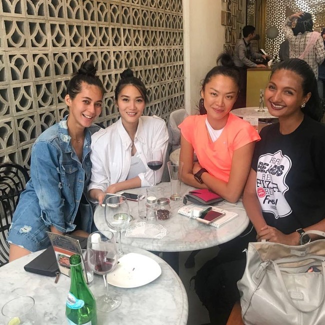 Semangat kemerdekaan itu juga yang mendorong mereka untuk mendirikan sekolah modal bernama Supermodels Project bersama tiga model lainnya. Intinya sih di sekolah ini kami mau sharing pengalaman yang kami dapat selama menjadi model . Dari berbagi pengalaman dengan para bibit muda, diharapkan lahir para penerus yang kompetitif, kata Laura. Foto: Instagram dominiquediyose