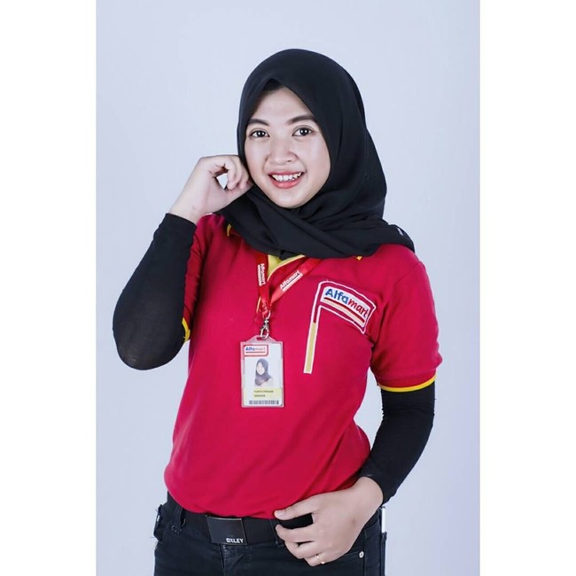 Kasir minimarket yang memiliki nama Yunita Feriana ini cukup populer di media sosial. Pemilik akun Instagram @yunitaf22 ini memiliki 77 ribu jumlah pengikut. Foto: Instagram