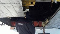Batangan emas itu bisa jatuh karena pintu pesawat mendadak copot ketika lepas landas.