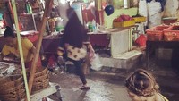 Sebagai Miss Pete, Katty benar-benar memilih langsung petai yang akan dibelinya. Katty juga bilang bahwa petai adalah makanan yang paling dia sukai di Indonesia setelah nasi padang. Foto: Instagram @dj_kattybutterfly36