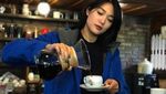 Gaya Model Dominique Diyose Saat Ngopi dan Makan Bareng Suami