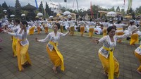 Sejumlah wanita Hindu membawakan Tari Pendet dalam upacara Tawur Kesanga menjelang Hari Raya Nyepi Tahun Saka 1940 di Pura Besakih, Karangasem, Bali, Jumat (16/3). ANTARA FOTO/Nyoman Budhiana